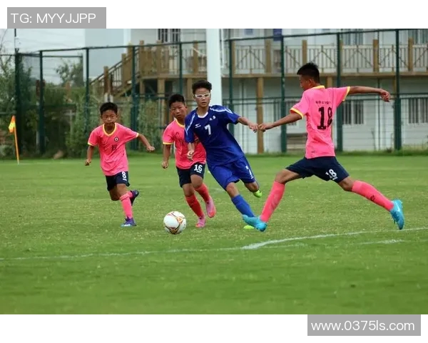 潮流兄弟与足球明星的完美结合展现青春活力与运动激情