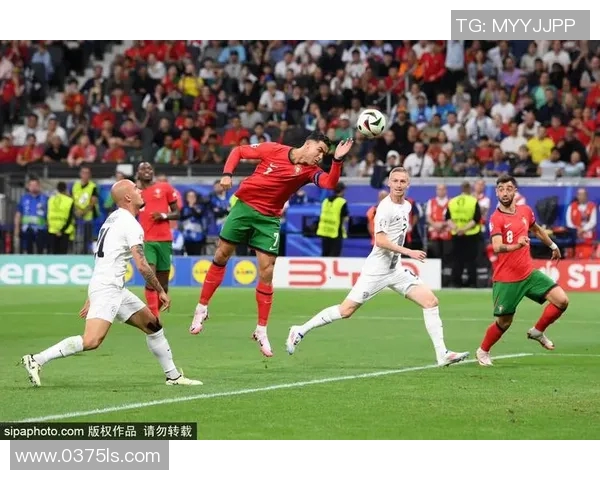 足球明星射门时的夸张表情大揭秘引发球迷热议与欢笑