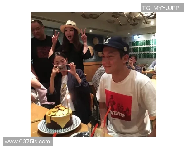 陈冠希与多位足球明星亲密合影揭示体育与娱乐界的跨界友谊